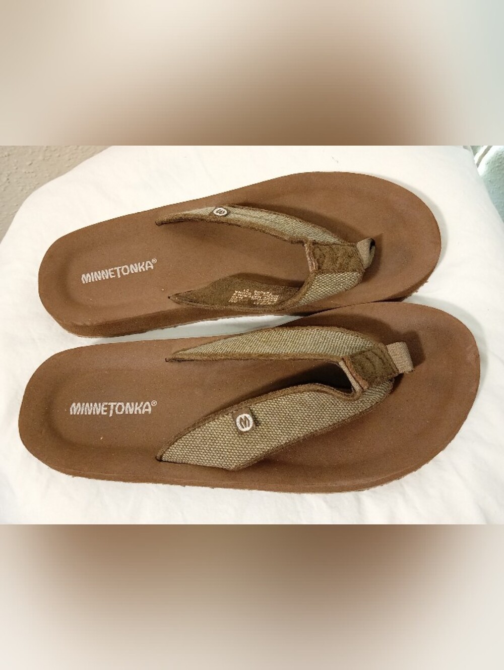 Men's Minnetonka Brown Fabric Flip Flop Sandals sz 9 - Picture 3 of 6